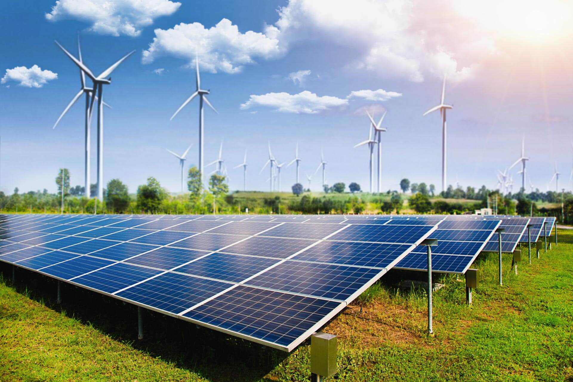 Zonnepanelen en windmolens.